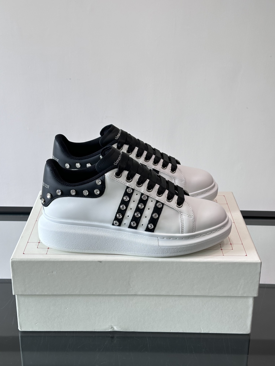 👟Alexander McQueen铆钉小白鞋，经典低帮板鞋设计，白色皮革+灰色拼接，金属铆钉点缀，朋克