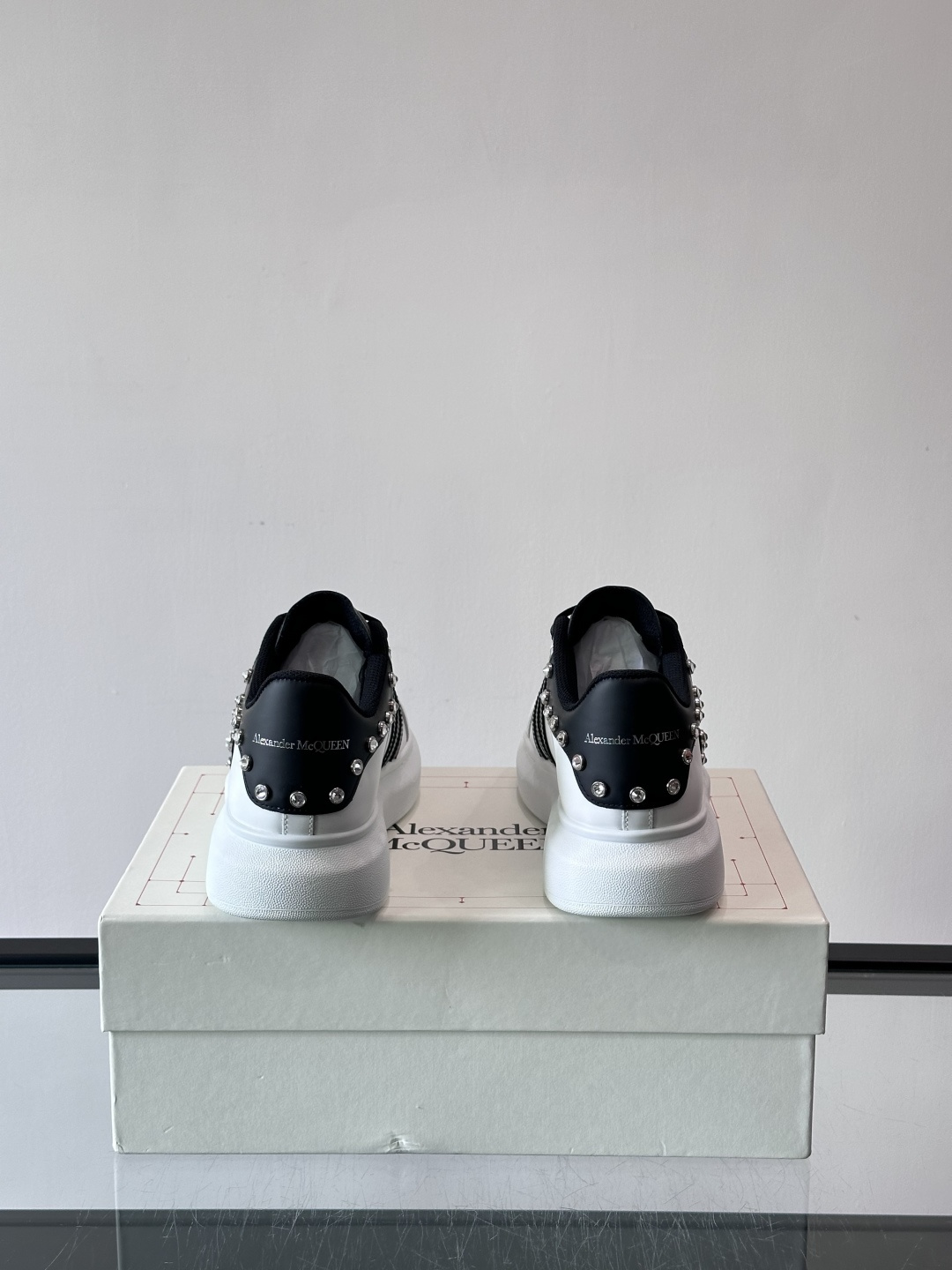 👟Alexander McQueen铆钉小白鞋，经典低帮板鞋设计，白色皮革+灰色拼接，金属铆钉点缀，朋克