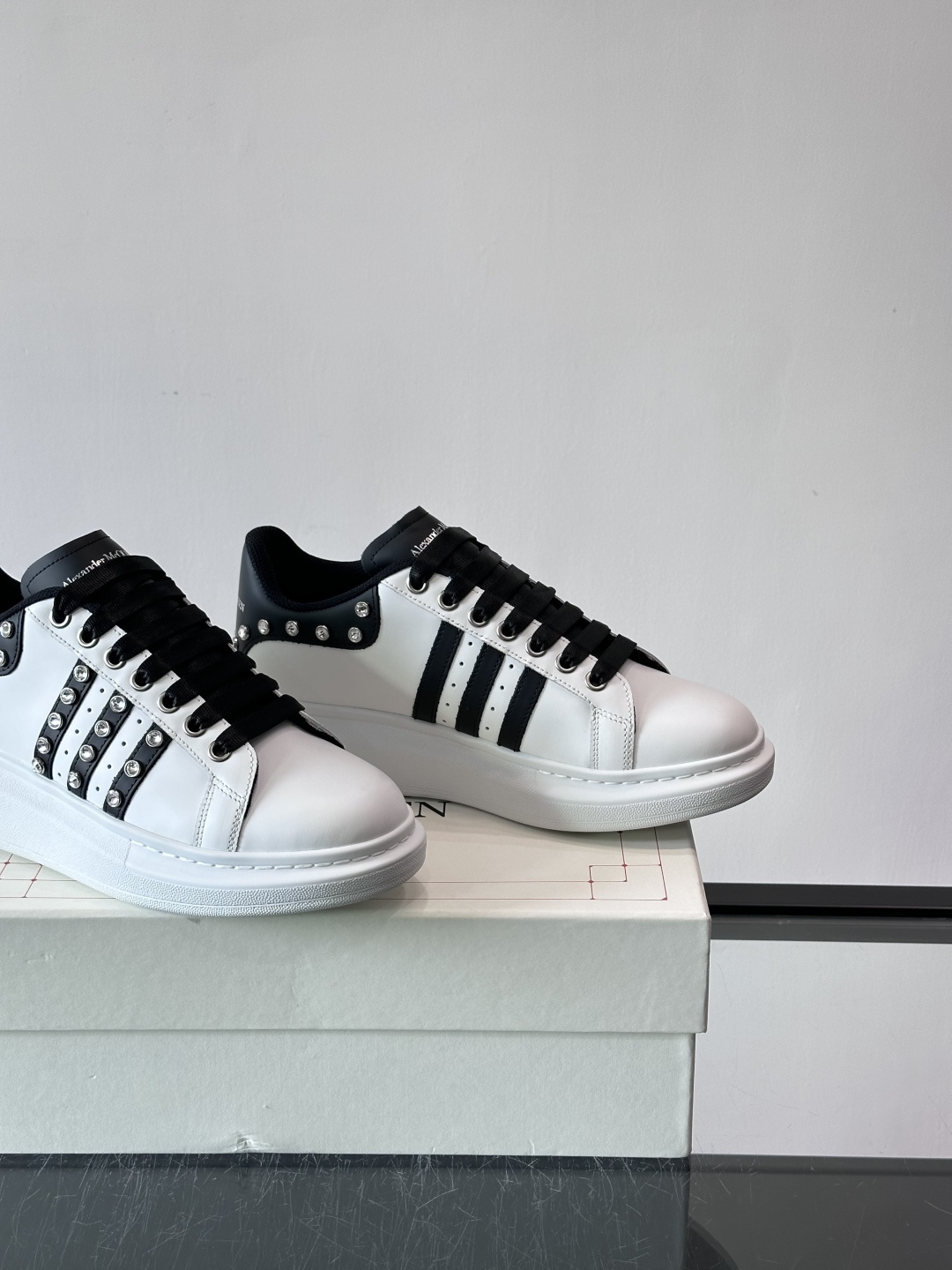 👟Alexander McQueen铆钉小白鞋，经典低帮板鞋设计，白色皮革+灰色拼接，金属铆钉点缀，朋克