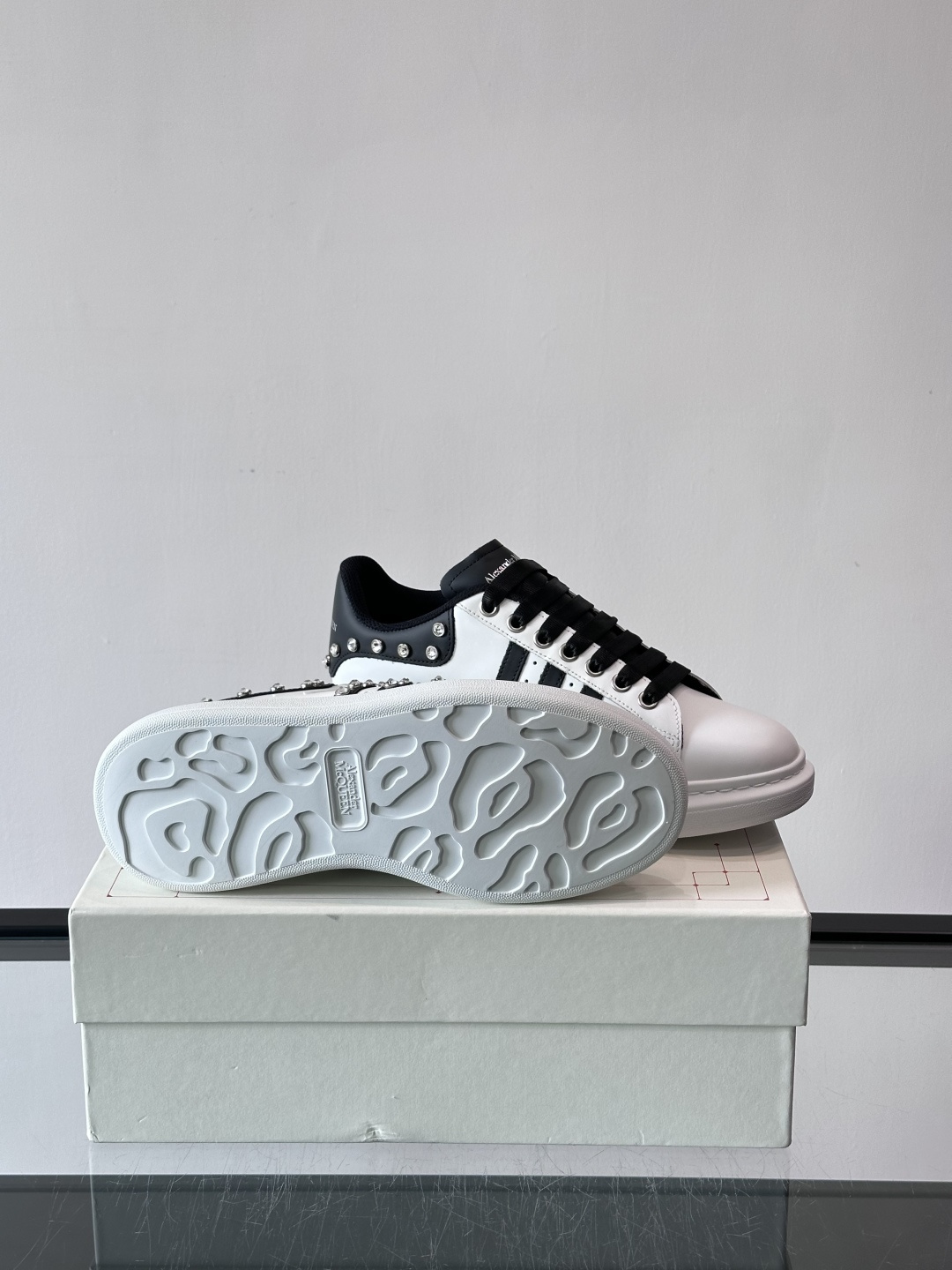 👟Alexander McQueen铆钉小白鞋，经典低帮板鞋设计，白色皮革+灰色拼接，金属铆钉点缀，朋克