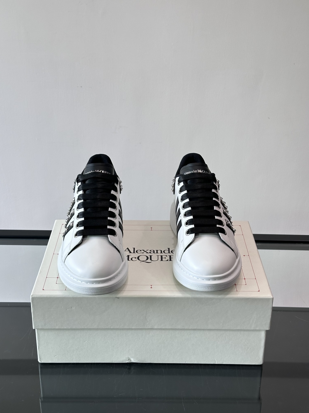 👟Alexander McQueen铆钉小白鞋，经典低帮板鞋设计，白色皮革+灰色拼接，金属铆钉点缀，朋克