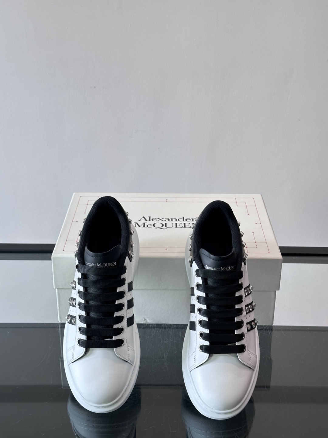 👟Alexander McQueen铆钉小白鞋，经典低帮板鞋设计，白色皮革+灰色拼接，金属铆钉点缀，朋克