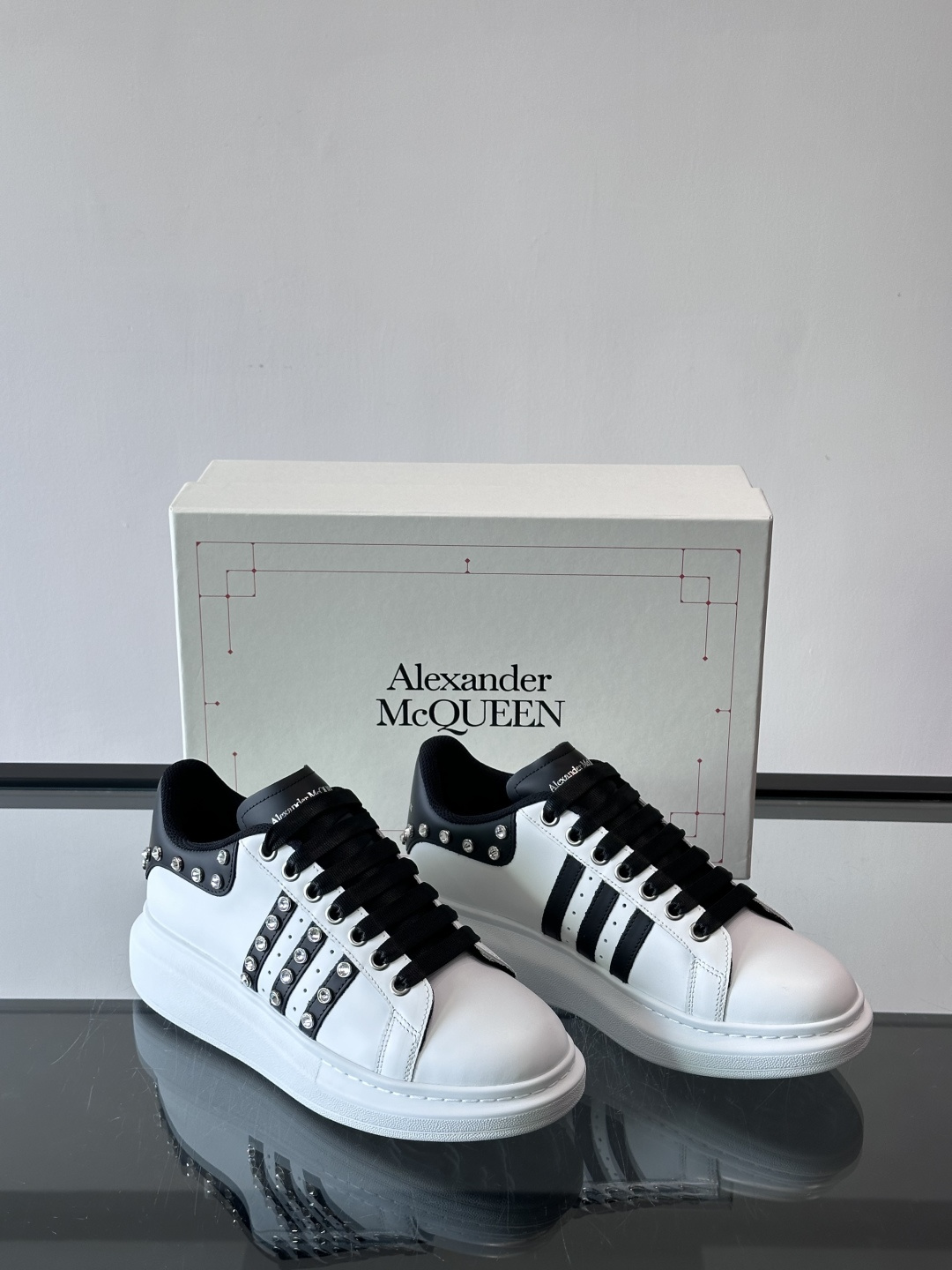 👟Alexander McQueen铆钉小白鞋，经典低帮板鞋设计，白色皮革+灰色拼接，金属铆钉点缀，朋克