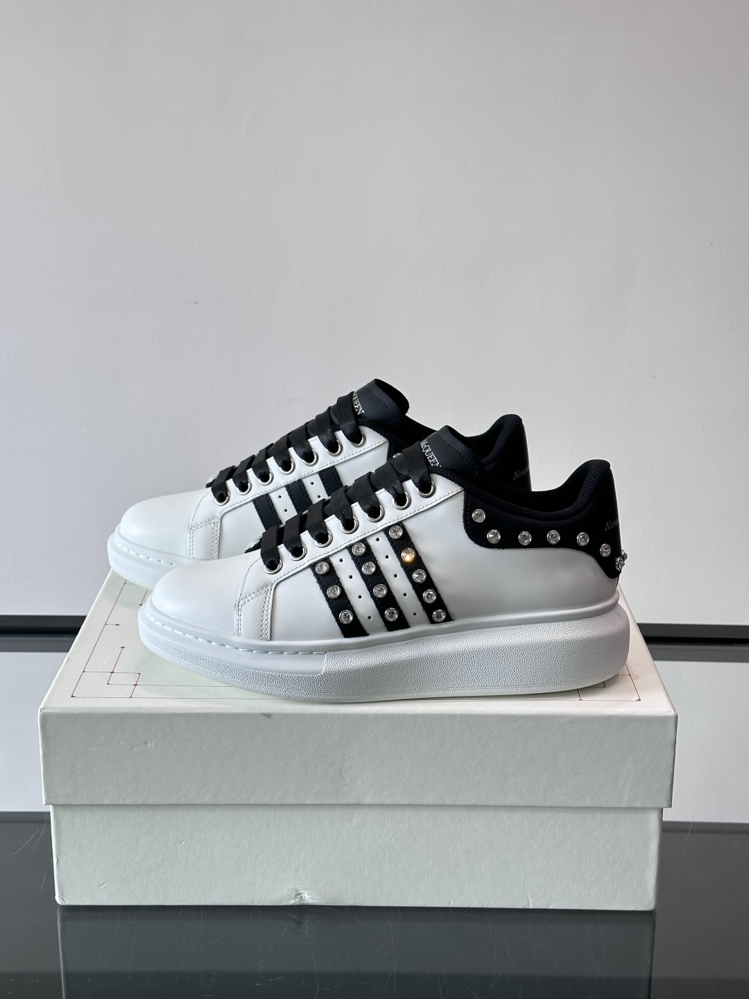 👟Alexander McQueen铆钉小白鞋，经典低帮板鞋设计，白色皮革+灰色拼接，金属铆钉点缀，朋克