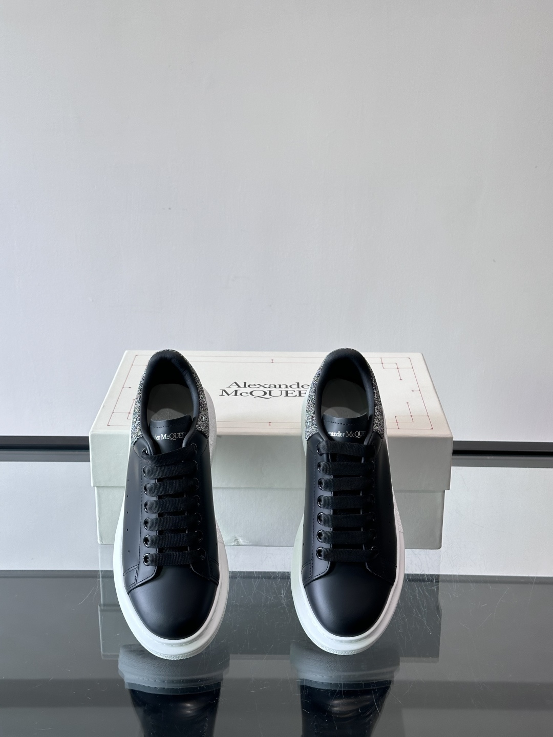 ✨这款Alexander McQueen小白鞋，白色真皮鞋面+黑色尾，辨识度超高！厚底设计隐形增高约4c