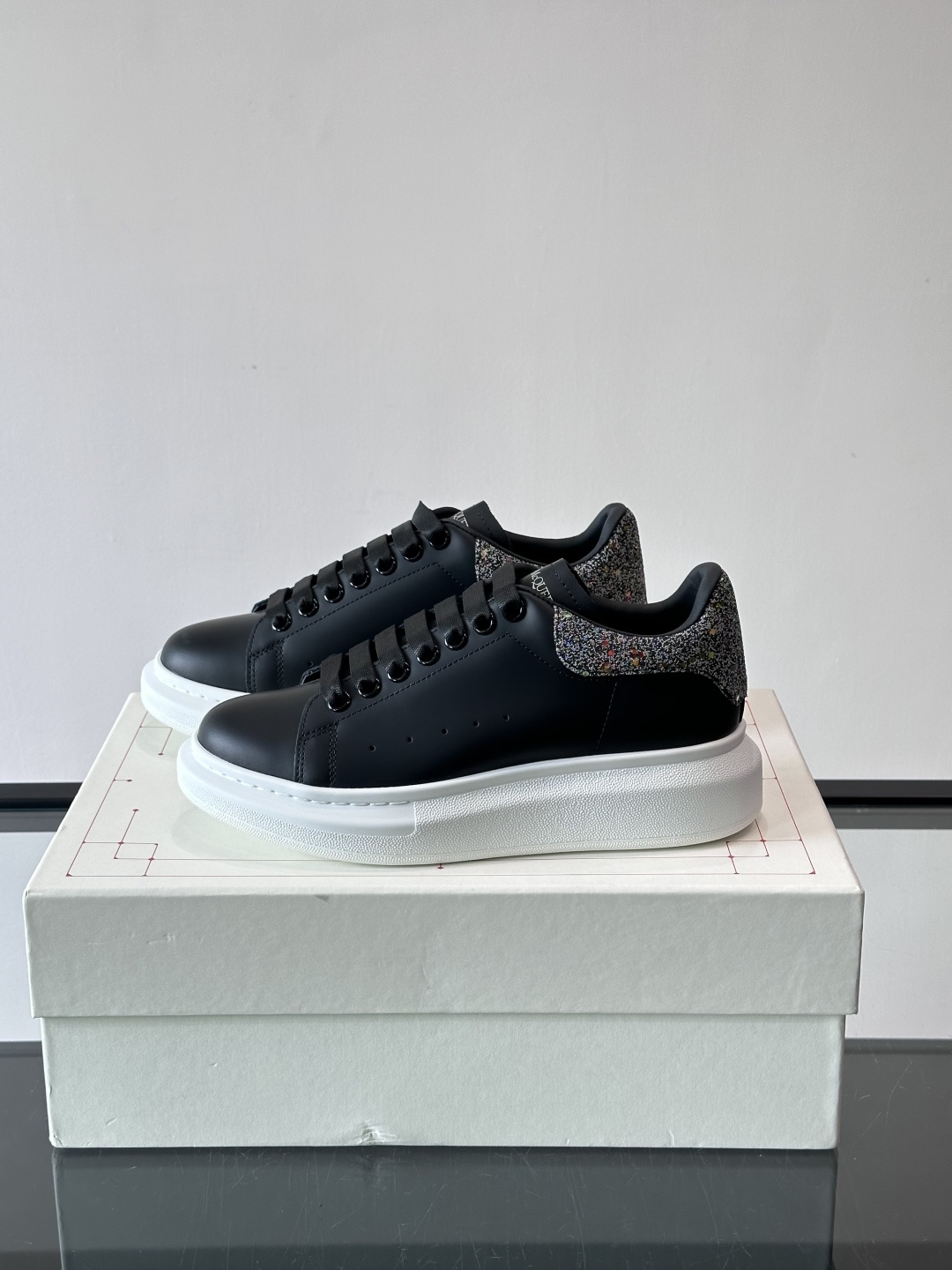 ✨这款Alexander McQueen小白鞋，白色真皮鞋面+黑色尾，辨识度超高！厚底设计隐形增高约4c