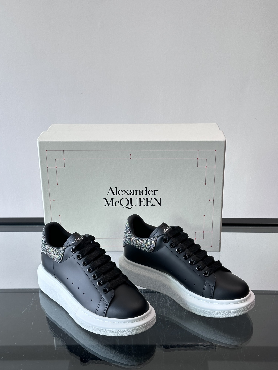 ✨这款Alexander McQueen小白鞋，白色真皮鞋面+黑色尾，辨识度超高！厚底设计隐形增高约4c