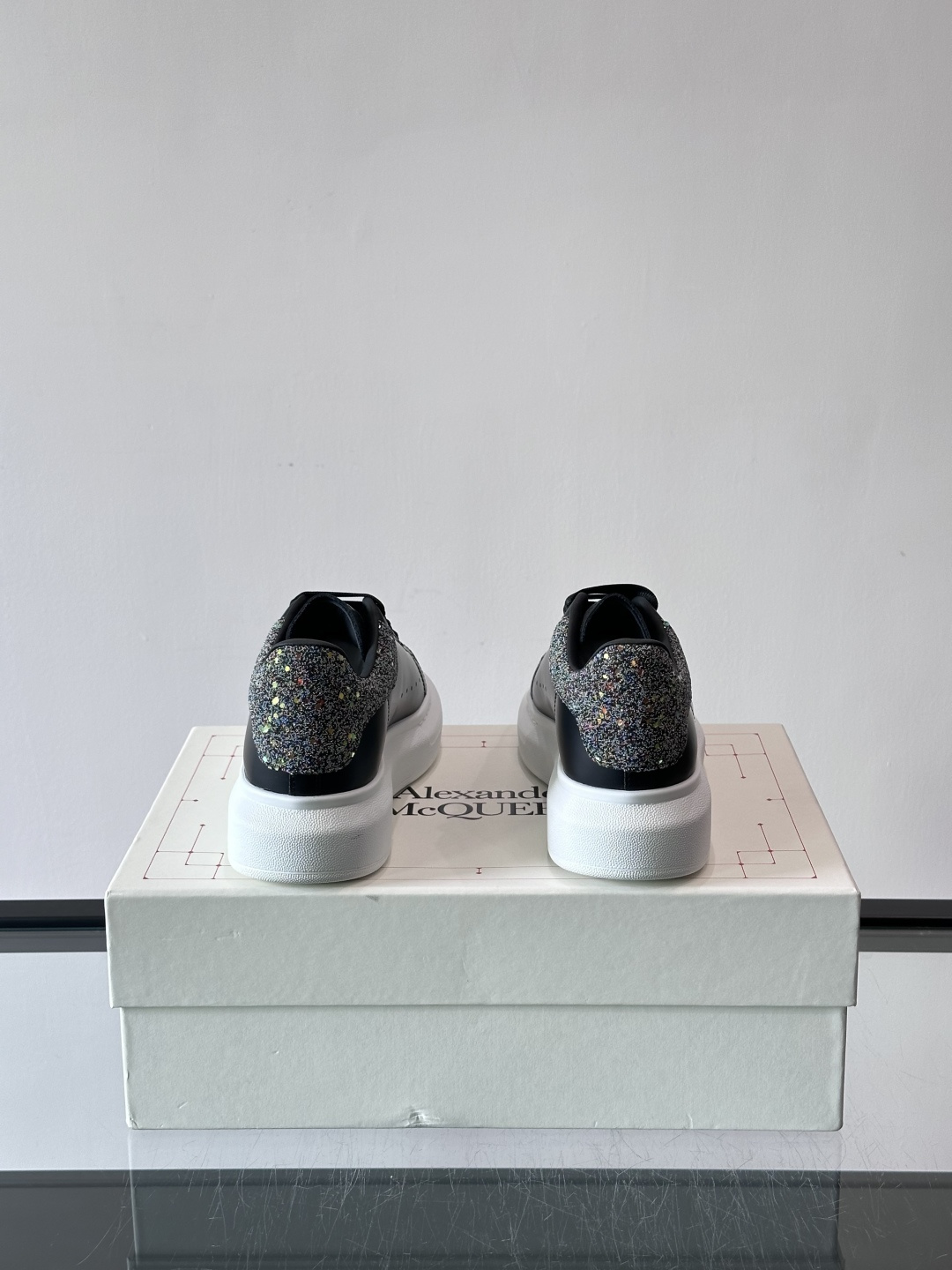 ✨这款Alexander McQueen小白鞋，白色真皮鞋面+黑色尾，辨识度超高！厚底设计隐形增高约4c