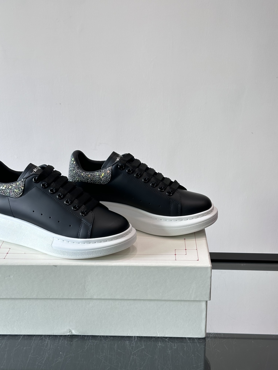 ✨这款Alexander McQueen小白鞋，白色真皮鞋面+黑色尾，辨识度超高！厚底设计隐形增高约4c