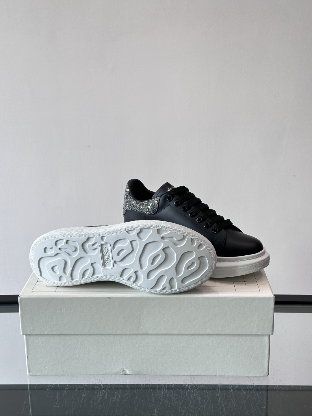 ✨这款Alexander McQueen小白鞋，白色真皮鞋面+黑色尾，辨识度超高！厚底设计隐形增高约4c