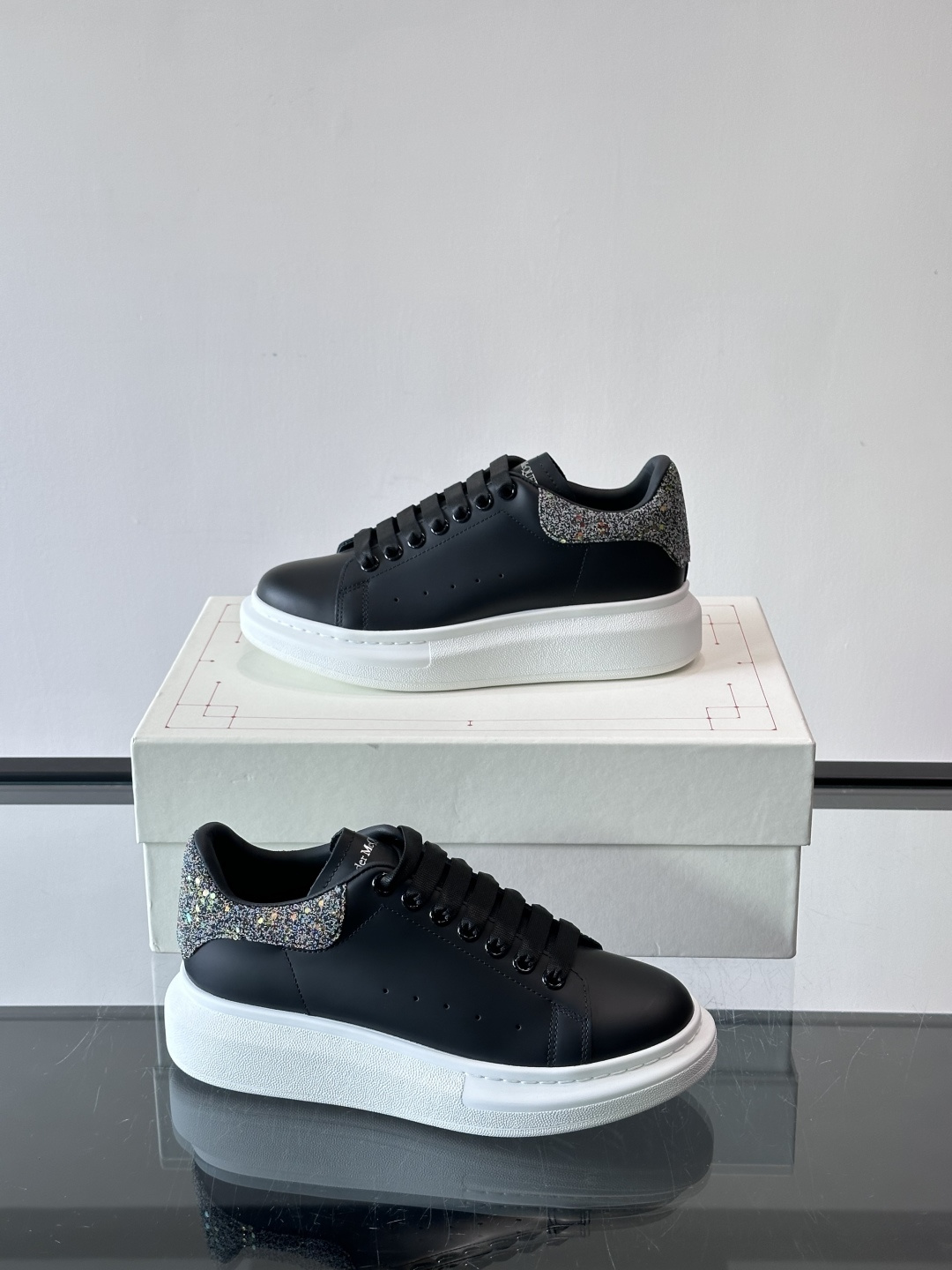 ✨这款Alexander McQueen小白鞋，白色真皮鞋面+黑色尾，辨识度超高！厚底设计隐形增高约4c