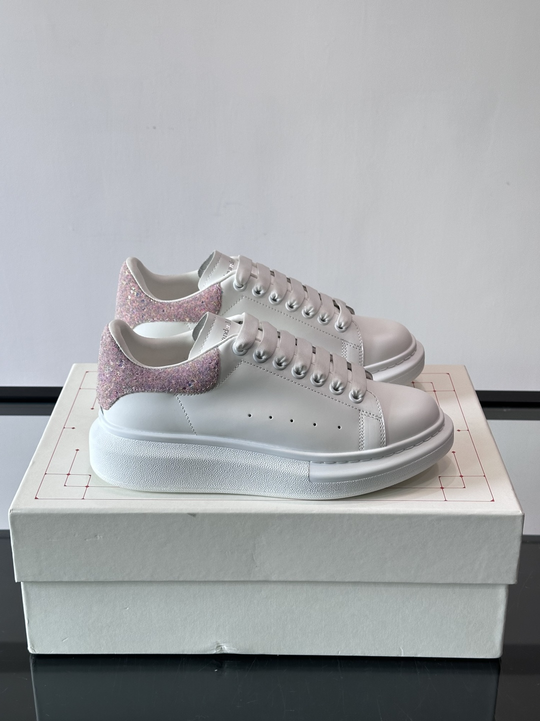 ✨这款Alexander McQueen小白鞋，白色真皮鞋面+黑色尾，辨识度超高！厚底设计隐形增高约4c