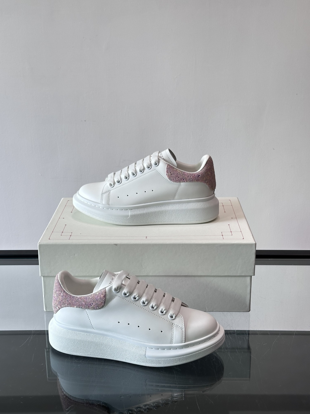 ✨这款Alexander McQueen小白鞋，白色真皮鞋面+黑色尾，辨识度超高！厚底设计隐形增高约4c