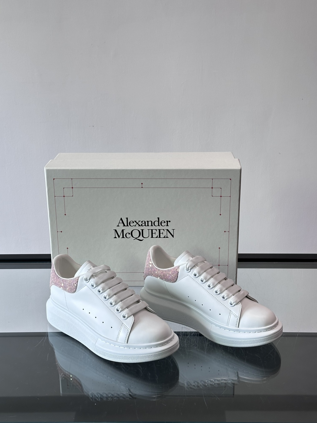 ✨这款Alexander McQueen小白鞋，白色真皮鞋面+黑色尾，辨识度超高！厚底设计隐形增高约4c