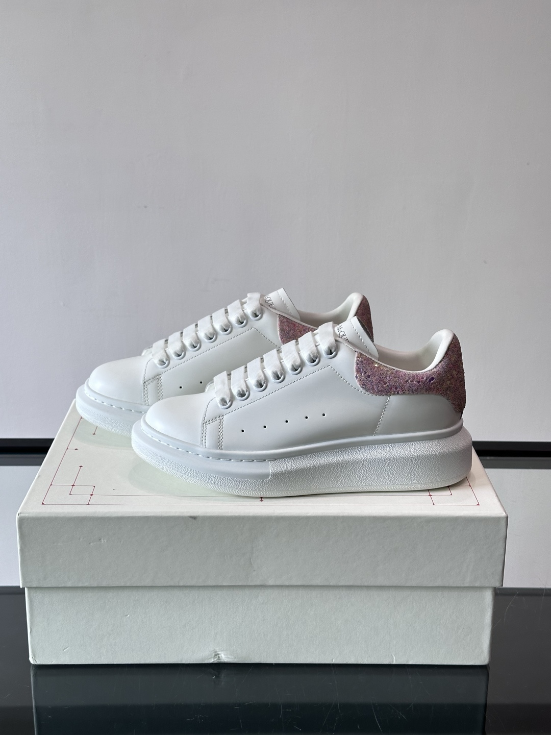 ✨这款Alexander McQueen小白鞋，白色真皮鞋面+黑色尾，辨识度超高！厚底设计隐形增高约4c