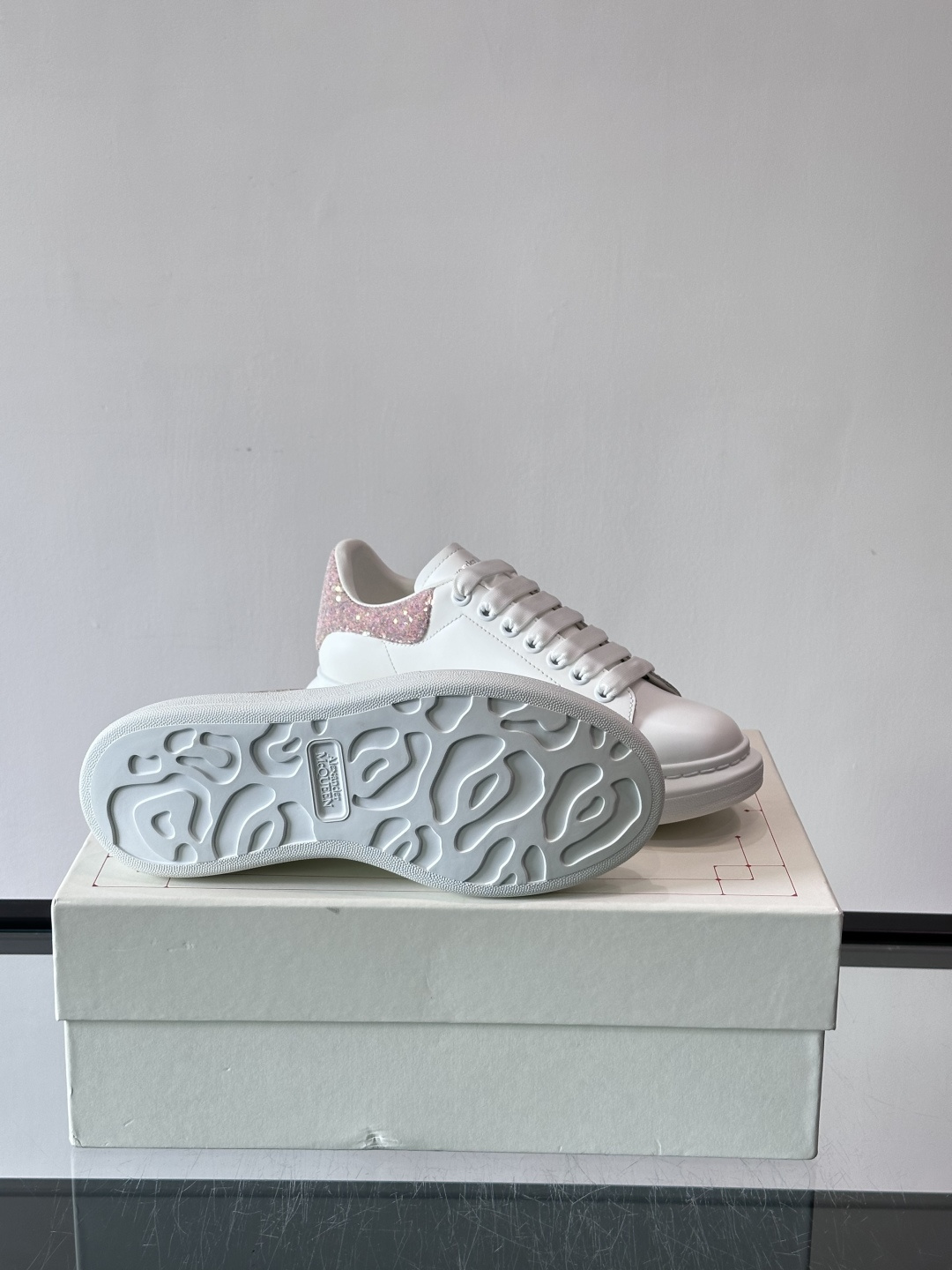 ✨这款Alexander McQueen小白鞋，白色真皮鞋面+黑色尾，辨识度超高！厚底设计隐形增高约4c