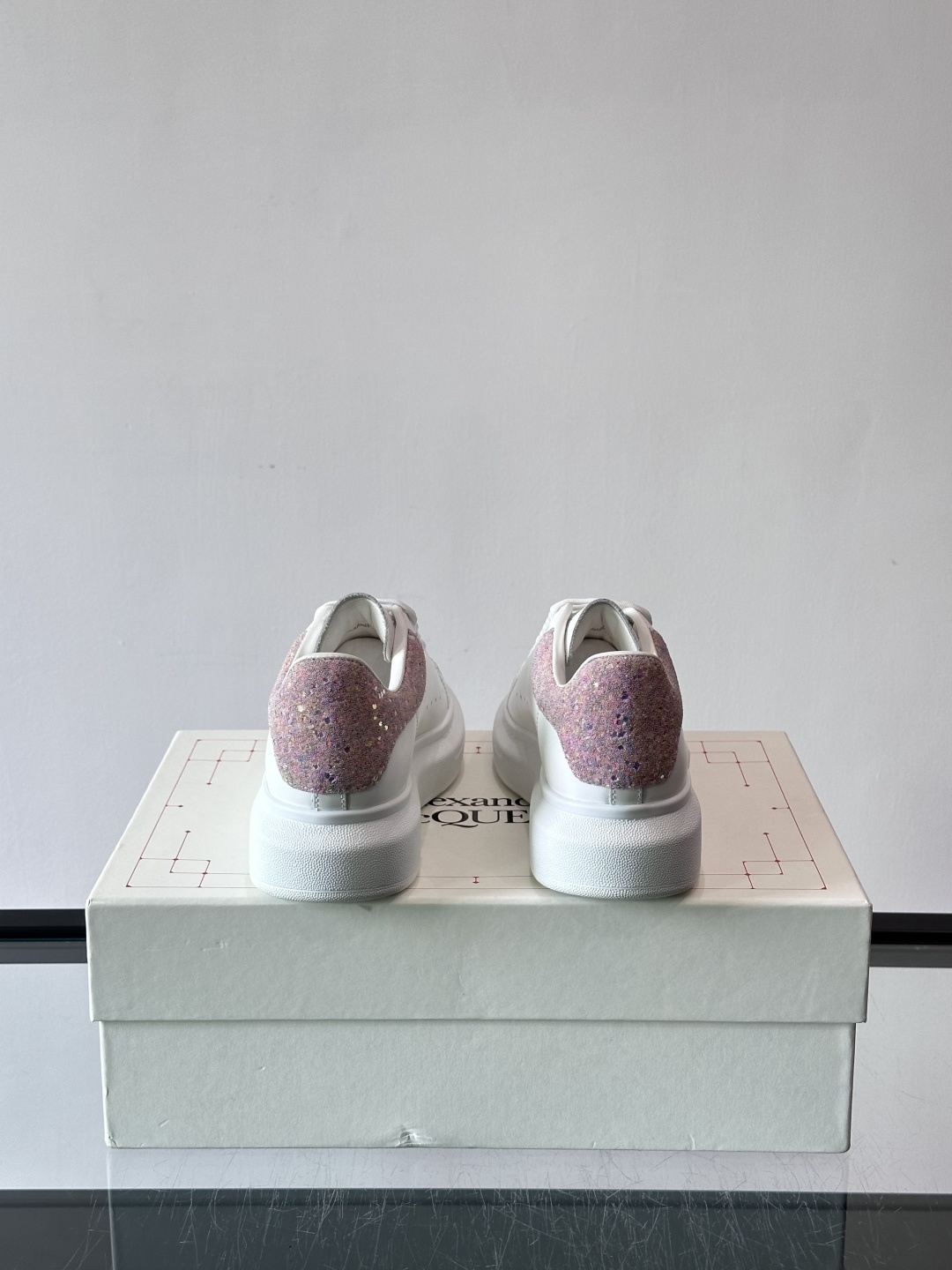 ✨这款Alexander McQueen小白鞋，白色真皮鞋面+黑色尾，辨识度超高！厚底设计隐形增高约4c