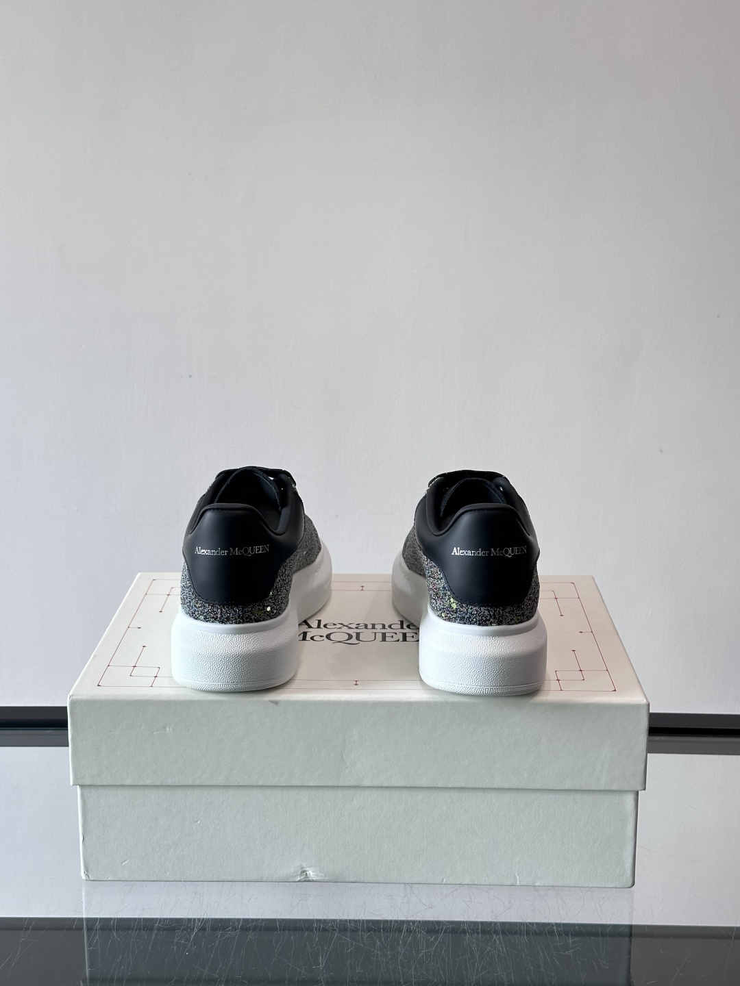 👟Maison Margiela这款运动鞋，皮革鞋面，后跟黑白渐变，解构风格超有辨识度！厚橡胶鞋底，穿着