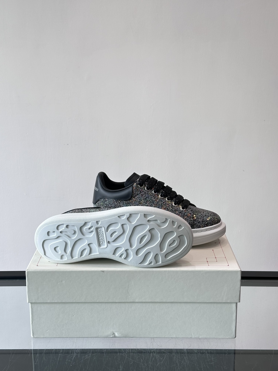 👟Maison Margiela这款运动鞋，皮革鞋面，后跟黑白渐变，解构风格超有辨识度！厚橡胶鞋底，穿着