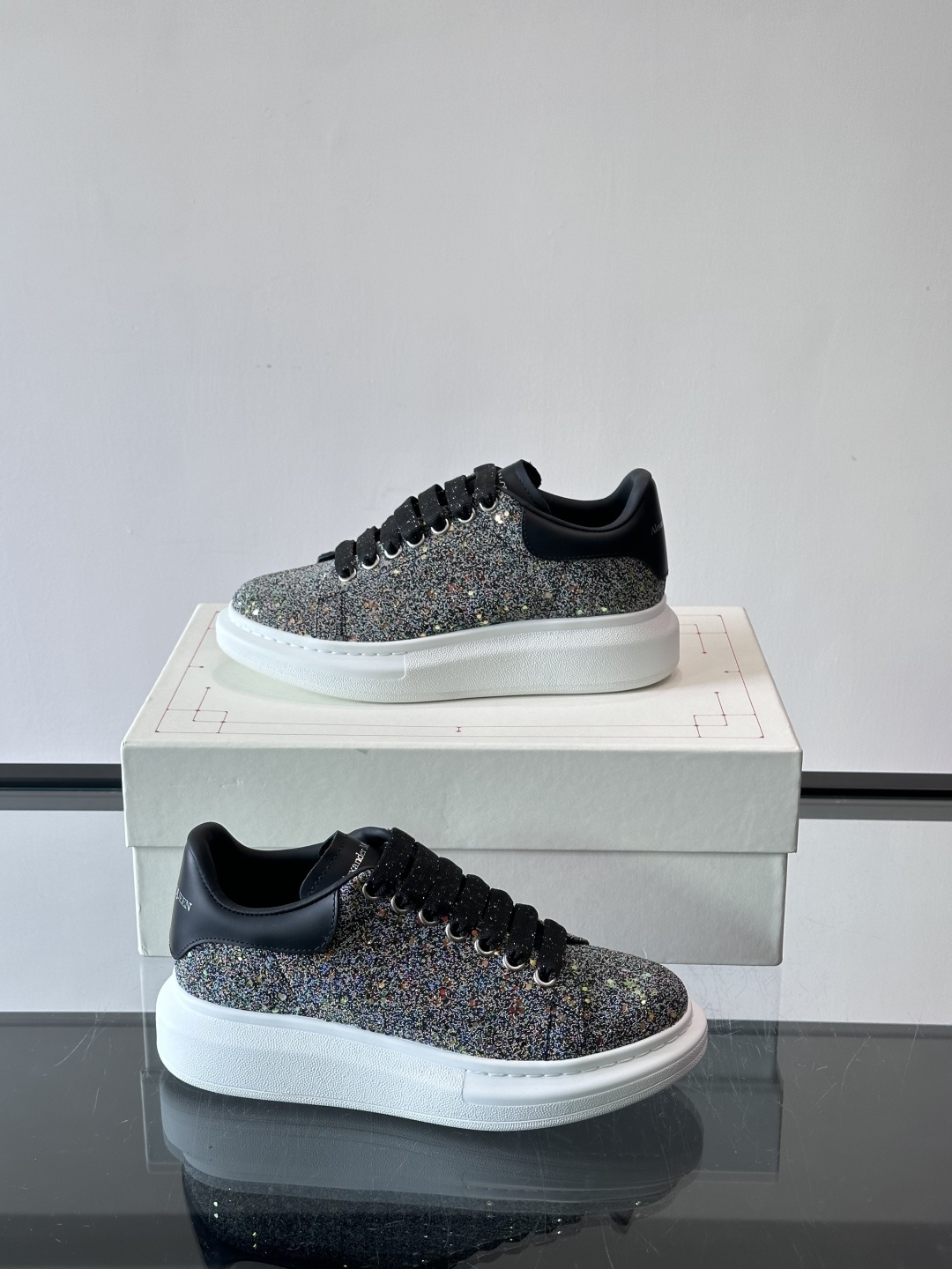 👟Maison Margiela这款运动鞋，皮革鞋面，后跟黑白渐变，解构风格超有辨识度！厚橡胶鞋底，穿着