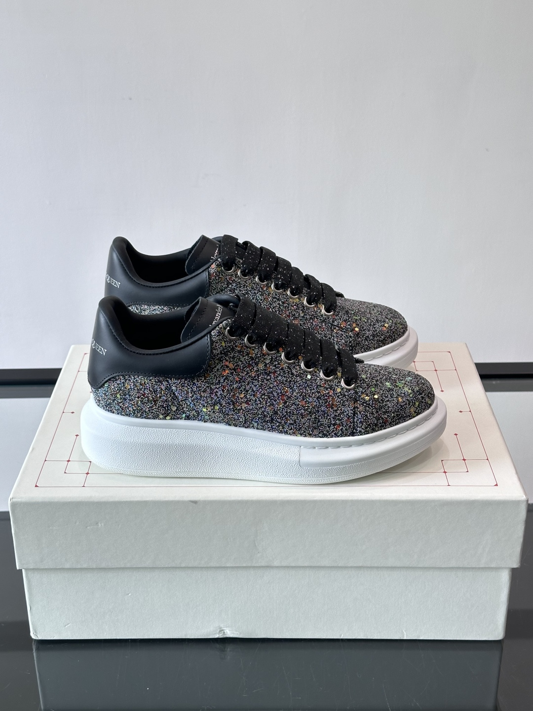 👟Maison Margiela这款运动鞋，皮革鞋面，后跟黑白渐变，解构风格超有辨识度！厚橡胶鞋底，穿着