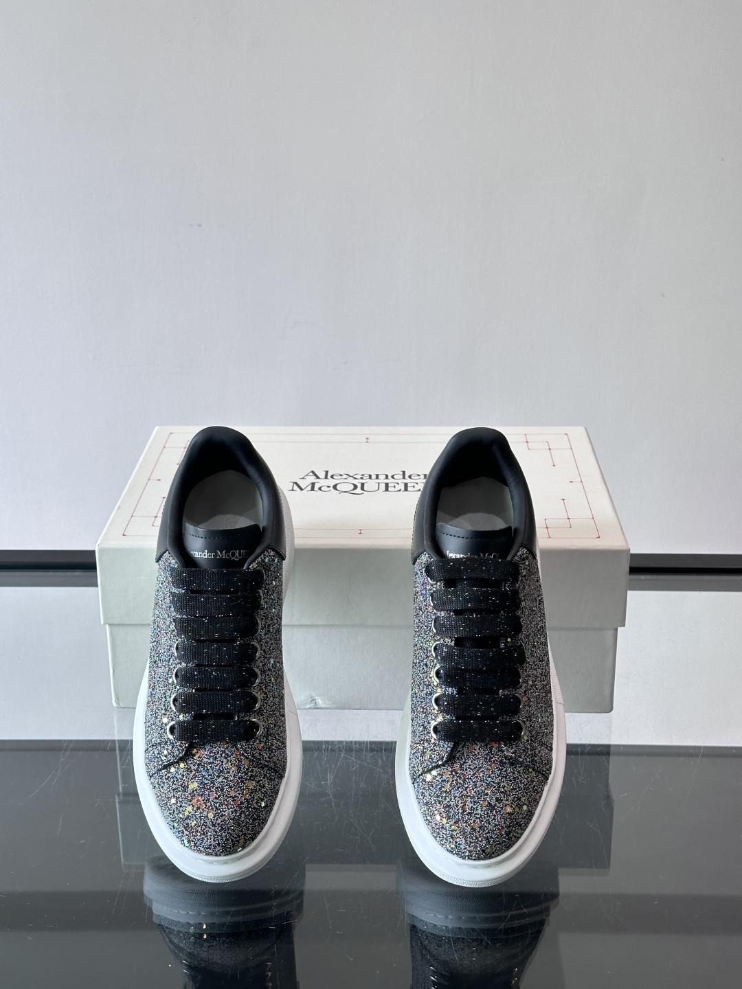 👟Maison Margiela这款运动鞋，皮革鞋面，后跟黑白渐变，解构风格超有辨识度！厚橡胶鞋底，穿着