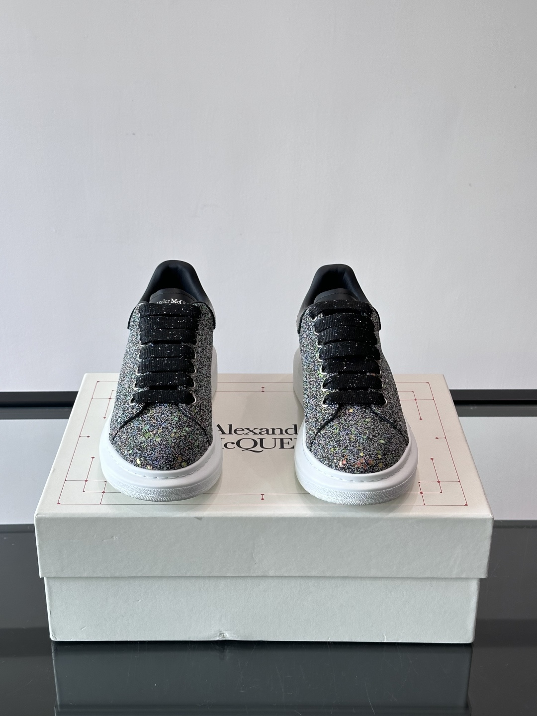 👟Maison Margiela这款运动鞋，皮革鞋面，后跟黑白渐变，解构风格超有辨识度！厚橡胶鞋底，穿着