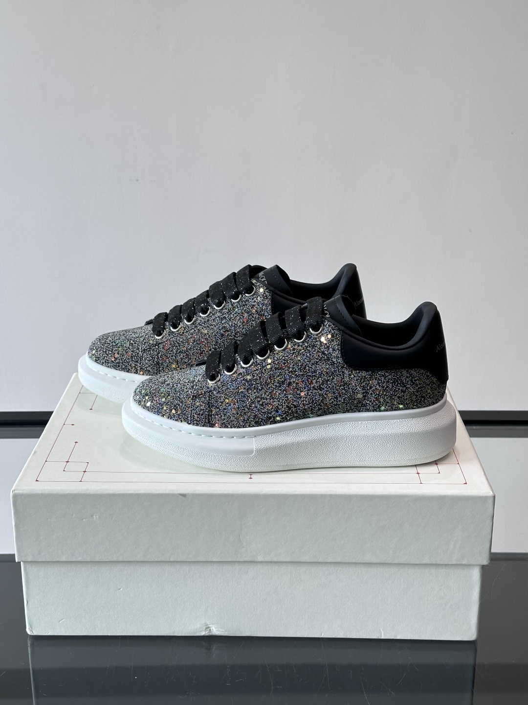 👟Maison Margiela这款运动鞋，皮革鞋面，后跟黑白渐变，解构风格超有辨识度！厚橡胶鞋底，穿着