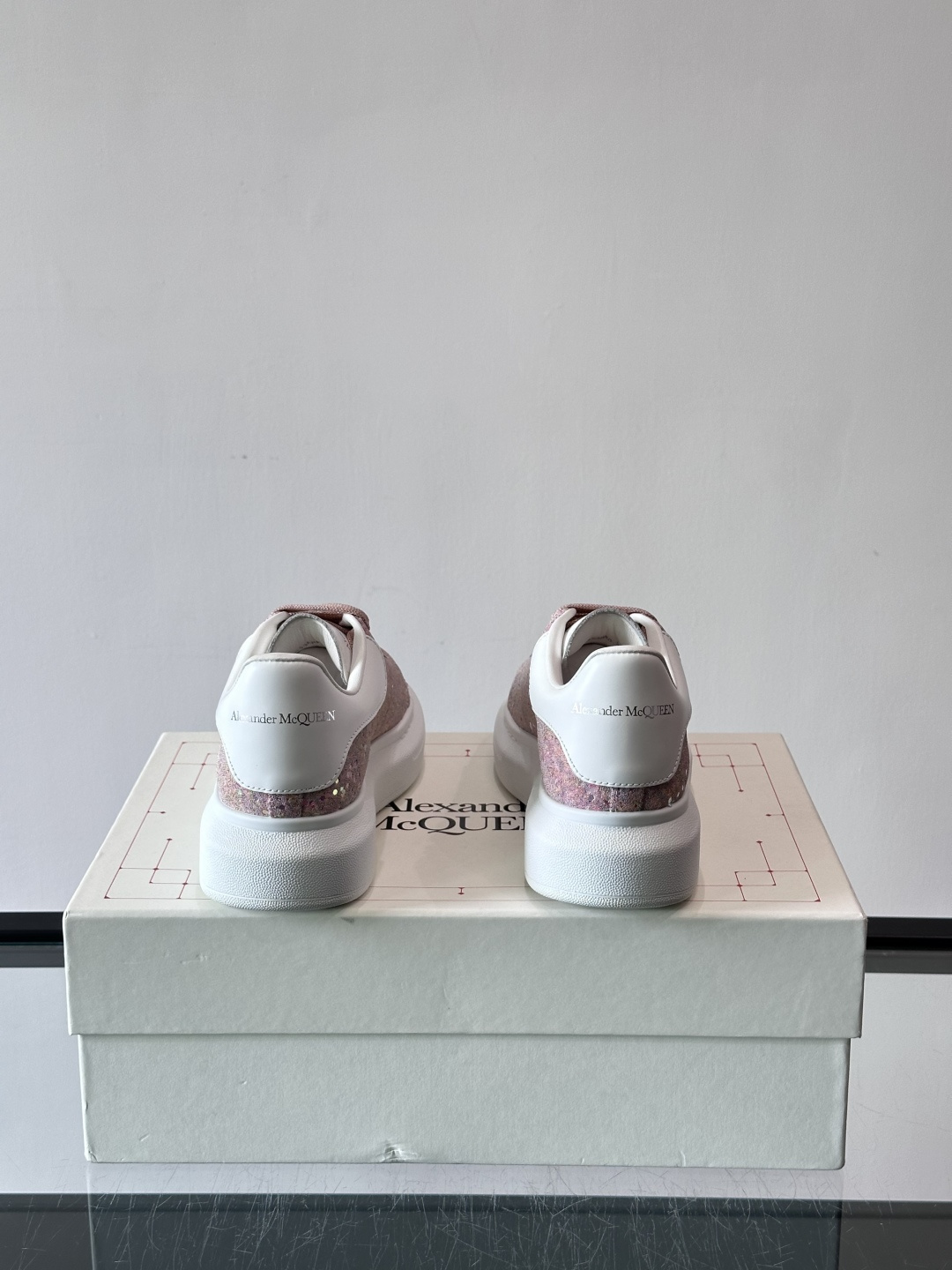 👟Maison Margiela这款运动鞋，皮革鞋面，后跟黑白渐变，解构风格超有辨识度！厚橡胶鞋底，穿着