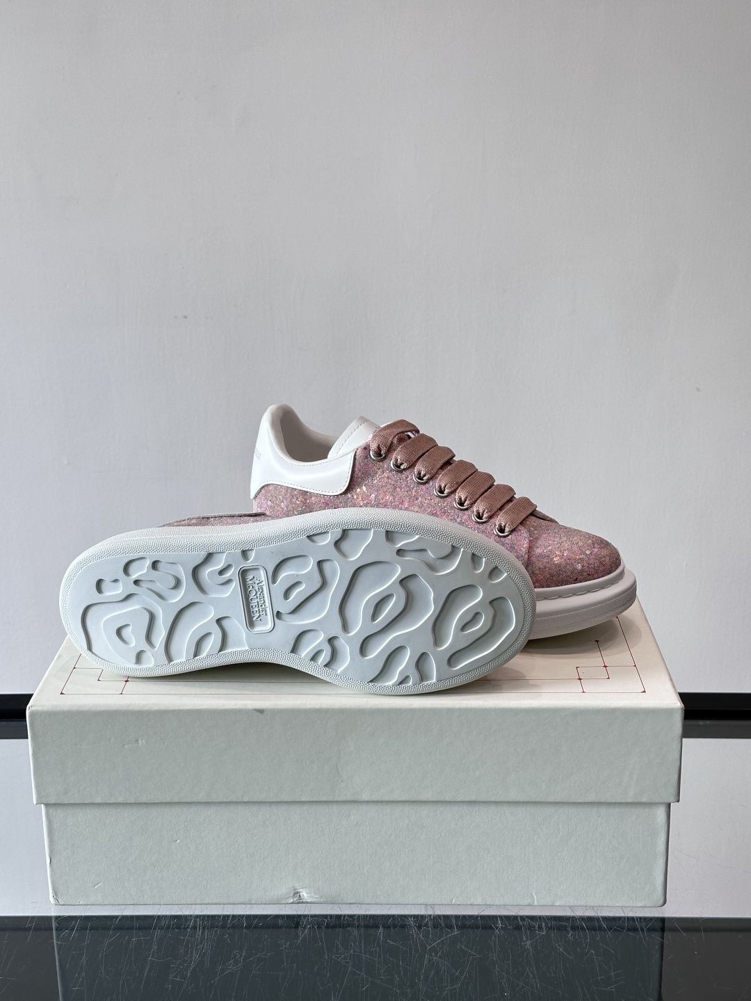 👟Maison Margiela这款运动鞋，皮革鞋面，后跟黑白渐变，解构风格超有辨识度！厚橡胶鞋底，穿着