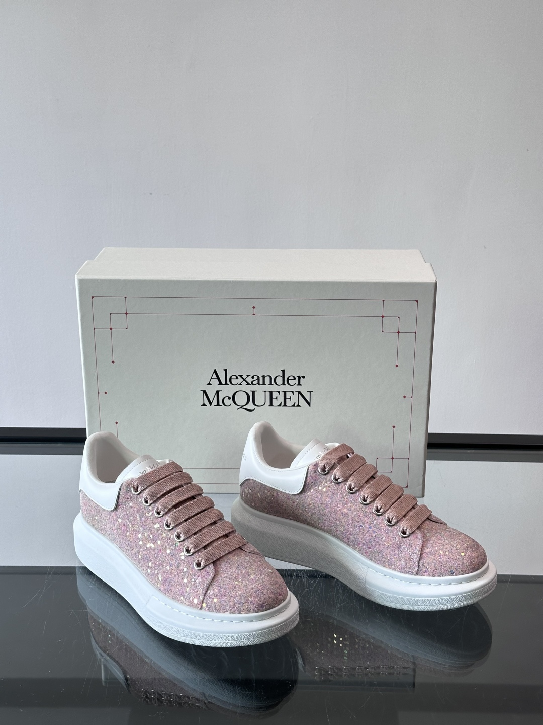 👟Maison Margiela这款运动鞋，皮革鞋面，后跟黑白渐变，解构风格超有辨识度！厚橡胶鞋底，穿着