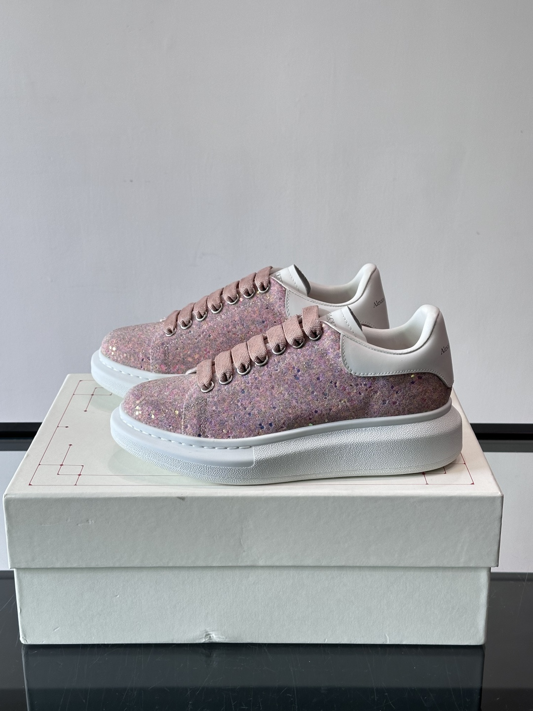 👟Maison Margiela这款运动鞋，皮革鞋面，后跟黑白渐变，解构风格超有辨识度！厚橡胶鞋底，穿着