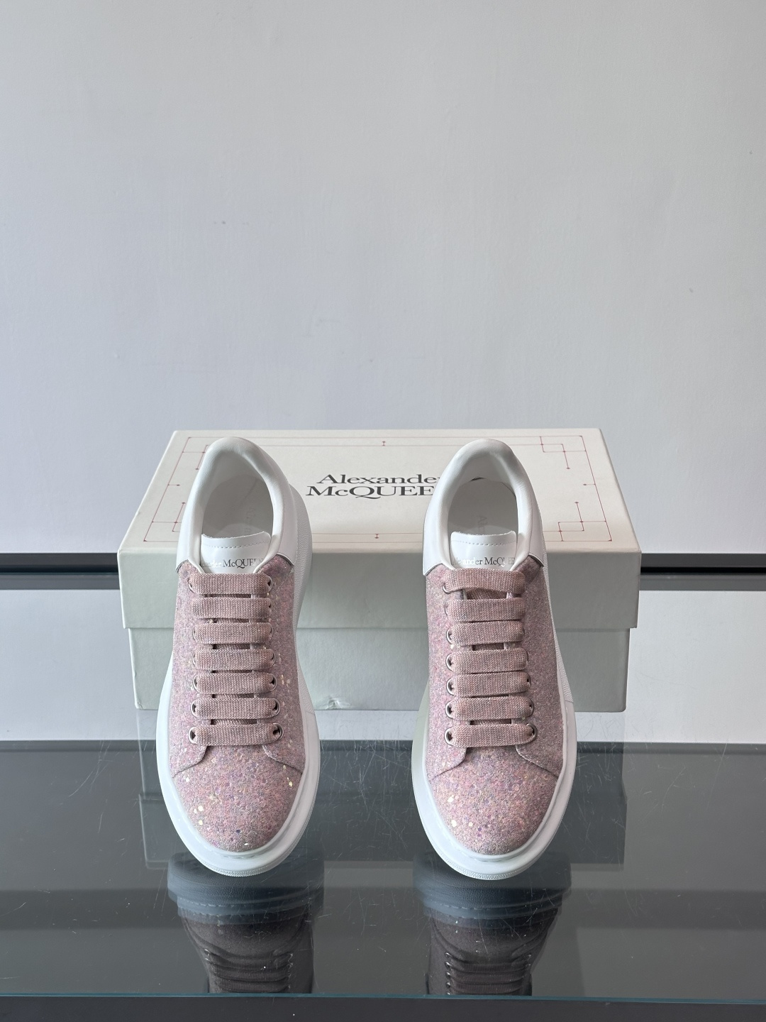 👟Maison Margiela这款运动鞋，皮革鞋面，后跟黑白渐变，解构风格超有辨识度！厚橡胶鞋底，穿着