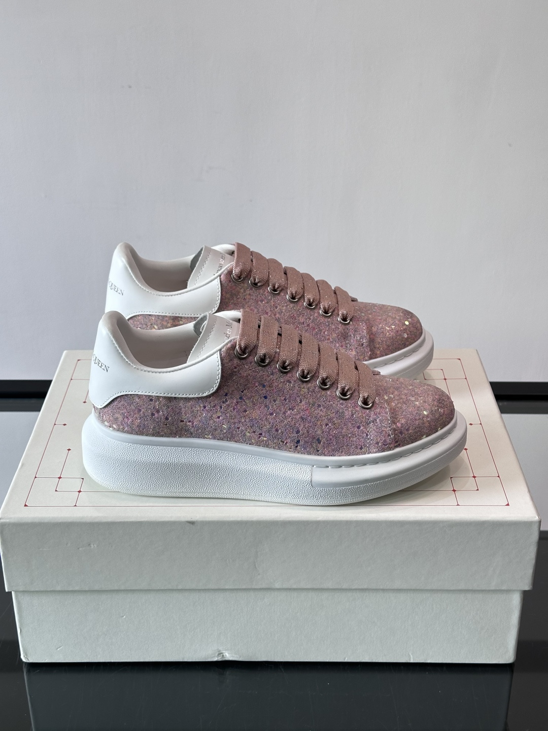 👟Maison Margiela这款运动鞋，皮革鞋面，后跟黑白渐变，解构风格超有辨识度！厚橡胶鞋底，穿着