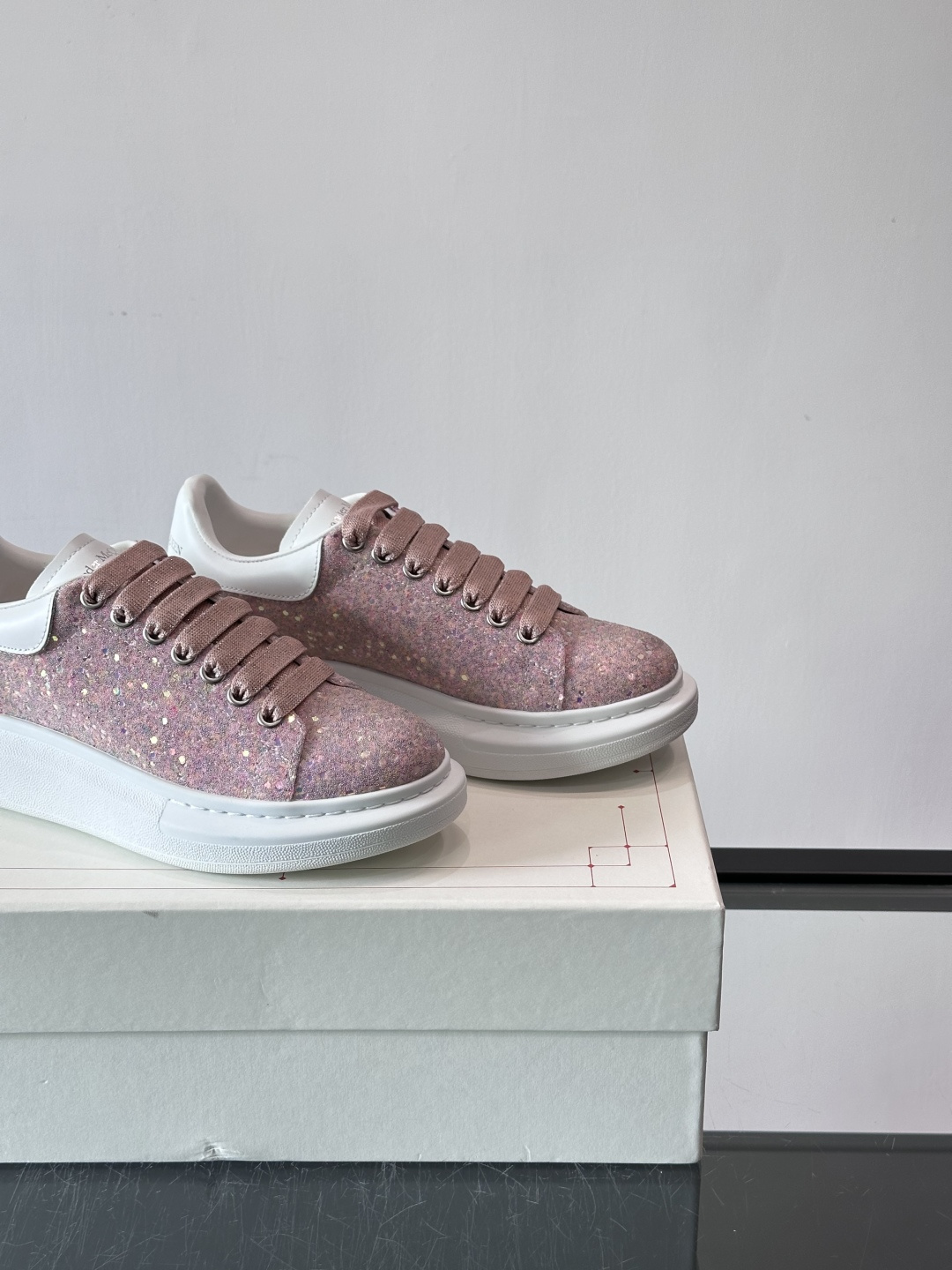 👟Maison Margiela这款运动鞋，皮革鞋面，后跟黑白渐变，解构风格超有辨识度！厚橡胶鞋底，穿着