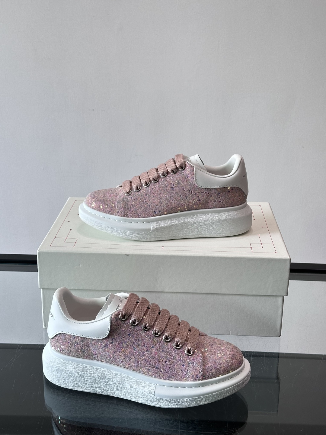 👟Maison Margiela这款运动鞋，皮革鞋面，后跟黑白渐变，解构风格超有辨识度！厚橡胶鞋底，穿着