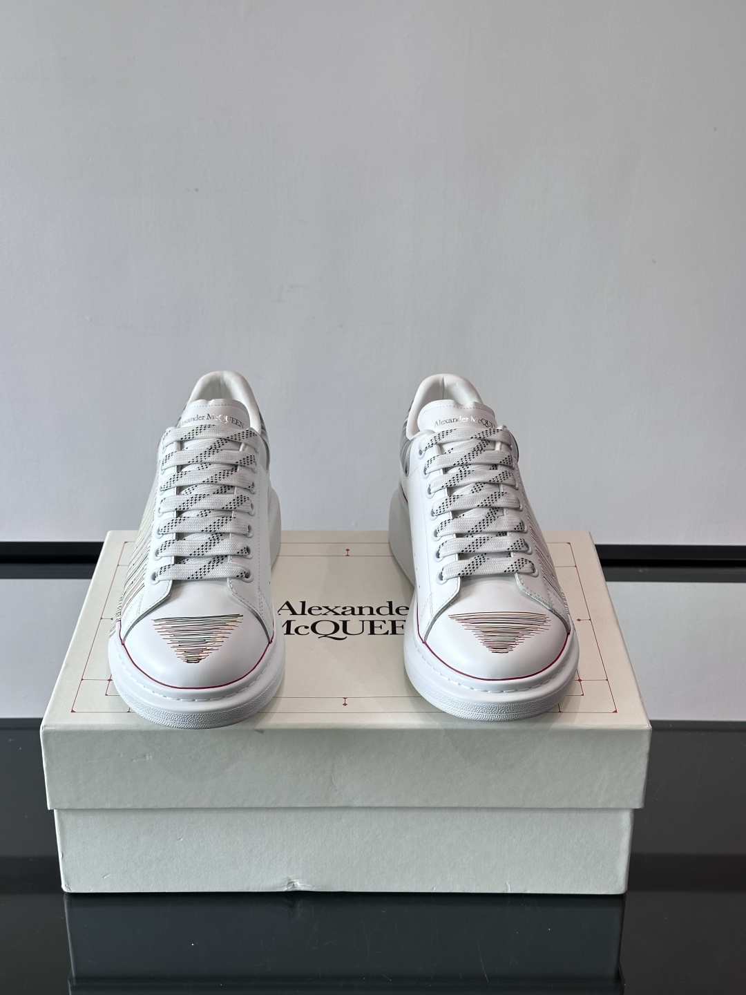 👟Maison Margiela这款运动鞋，皮革鞋面，后跟黑白渐变，解构风格超有辨识度！厚橡胶鞋底，穿着