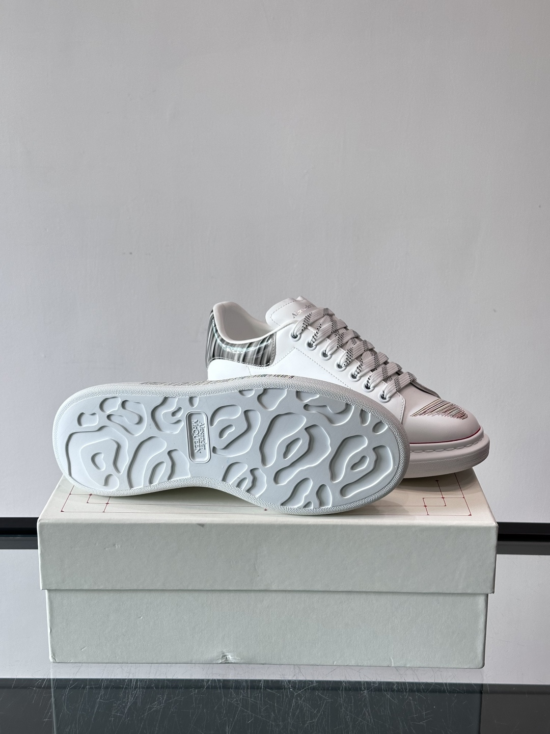 👟Maison Margiela这款运动鞋，皮革鞋面，后跟黑白渐变，解构风格超有辨识度！厚橡胶鞋底，穿着