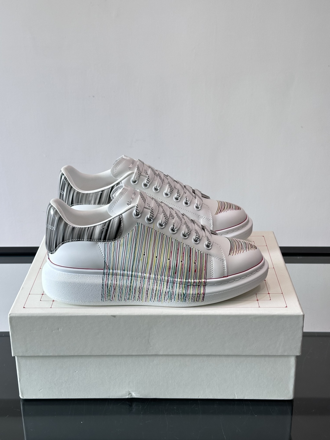 👟Maison Margiela这款运动鞋，皮革鞋面，后跟黑白渐变，解构风格超有辨识度！厚橡胶鞋底，穿着