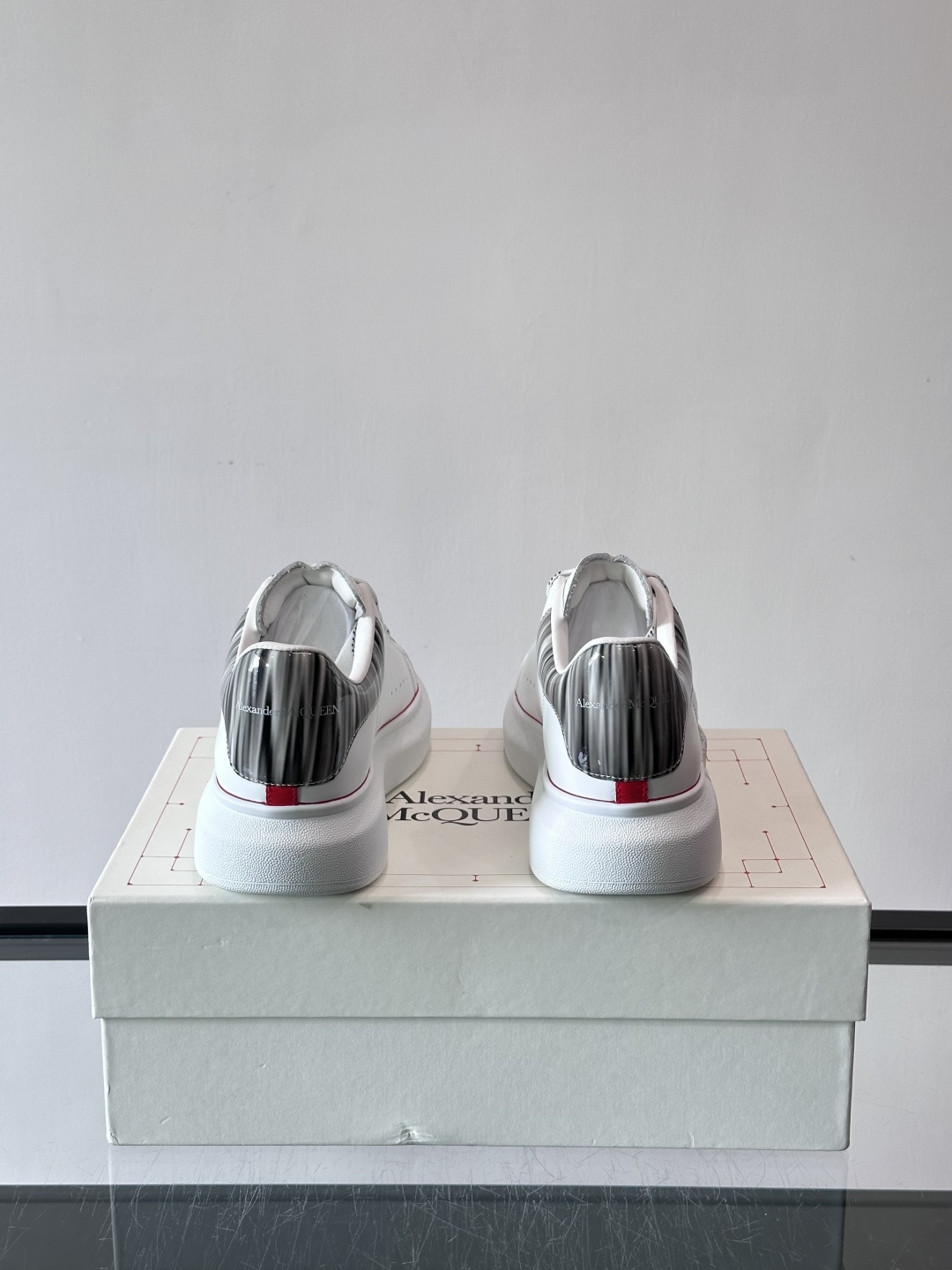 👟Maison Margiela这款运动鞋，皮革鞋面，后跟黑白渐变，解构风格超有辨识度！厚橡胶鞋底，穿着