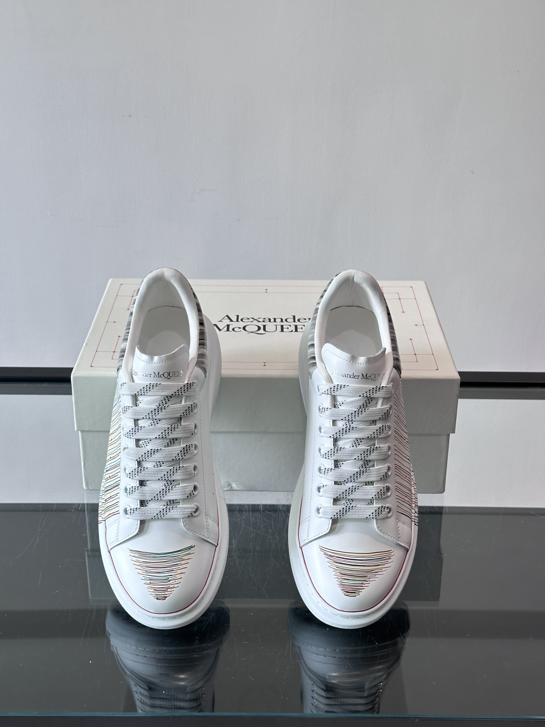 👟Maison Margiela这款运动鞋，皮革鞋面，后跟黑白渐变，解构风格超有辨识度！厚橡胶鞋底，穿着