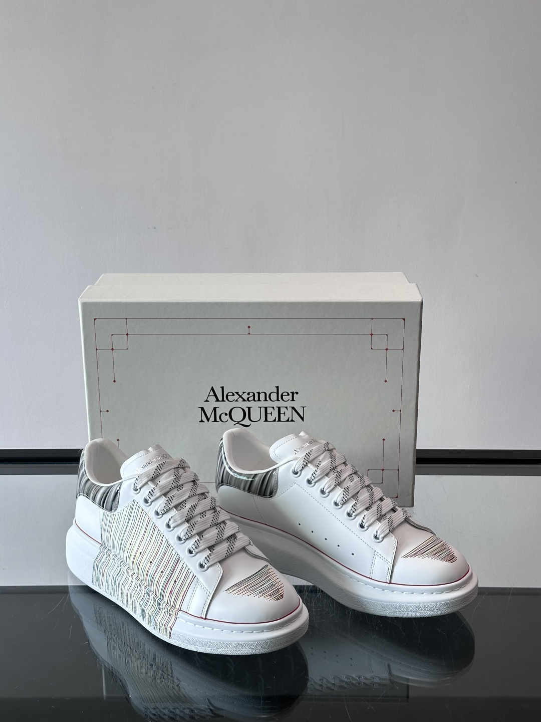 👟Maison Margiela这款运动鞋，皮革鞋面，后跟黑白渐变，解构风格超有辨识度！厚橡胶鞋底，穿着