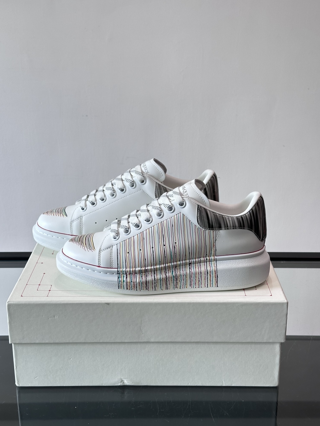 👟Maison Margiela这款运动鞋，皮革鞋面，后跟黑白渐变，解构风格超有辨识度！厚橡胶鞋底，穿着