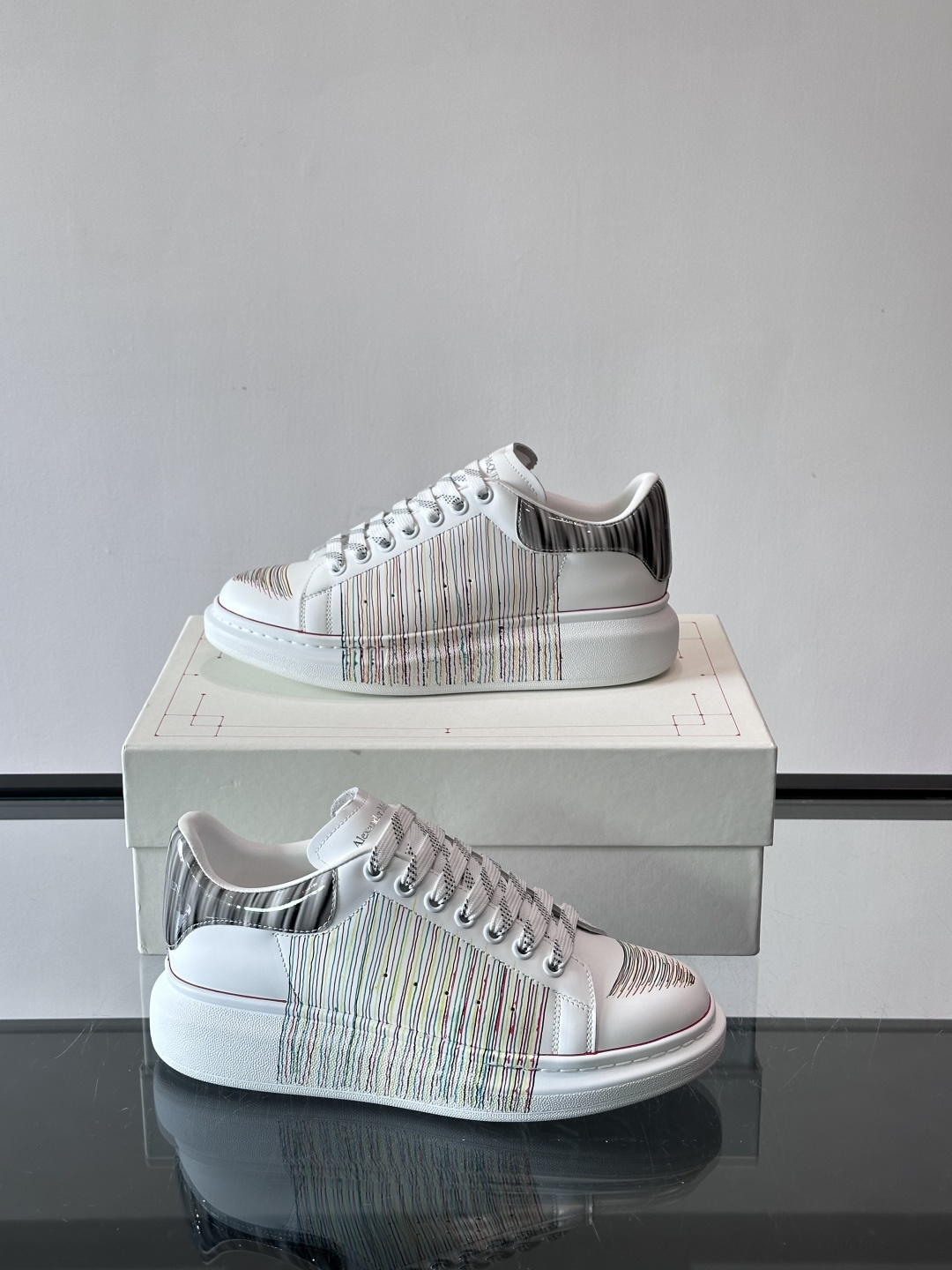 👟Maison Margiela这款运动鞋，皮革鞋面，后跟黑白渐变，解构风格超有辨识度！厚橡胶鞋底，穿着