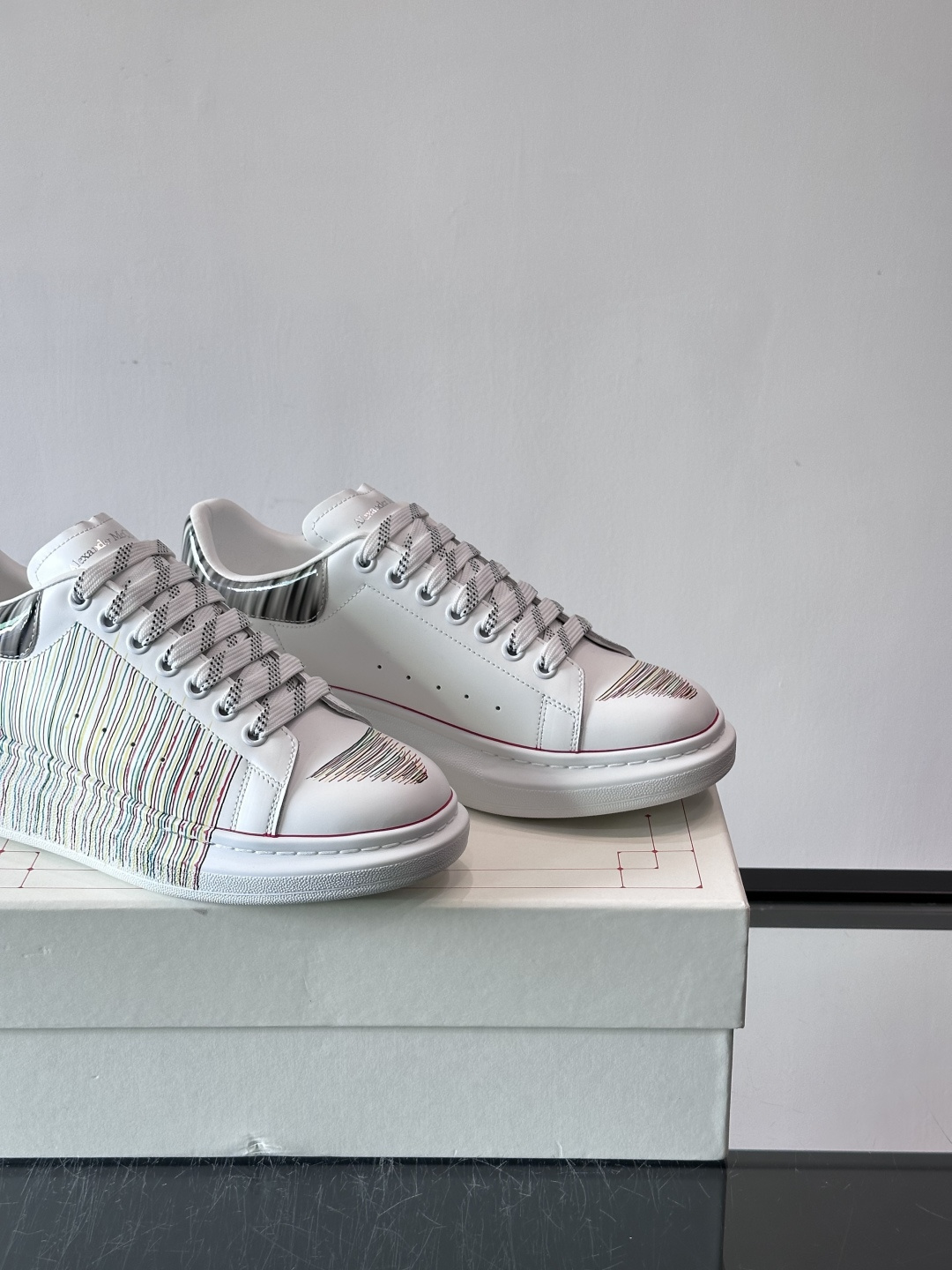 👟Maison Margiela这款运动鞋，皮革鞋面，后跟黑白渐变，解构风格超有辨识度！厚橡胶鞋底，穿着