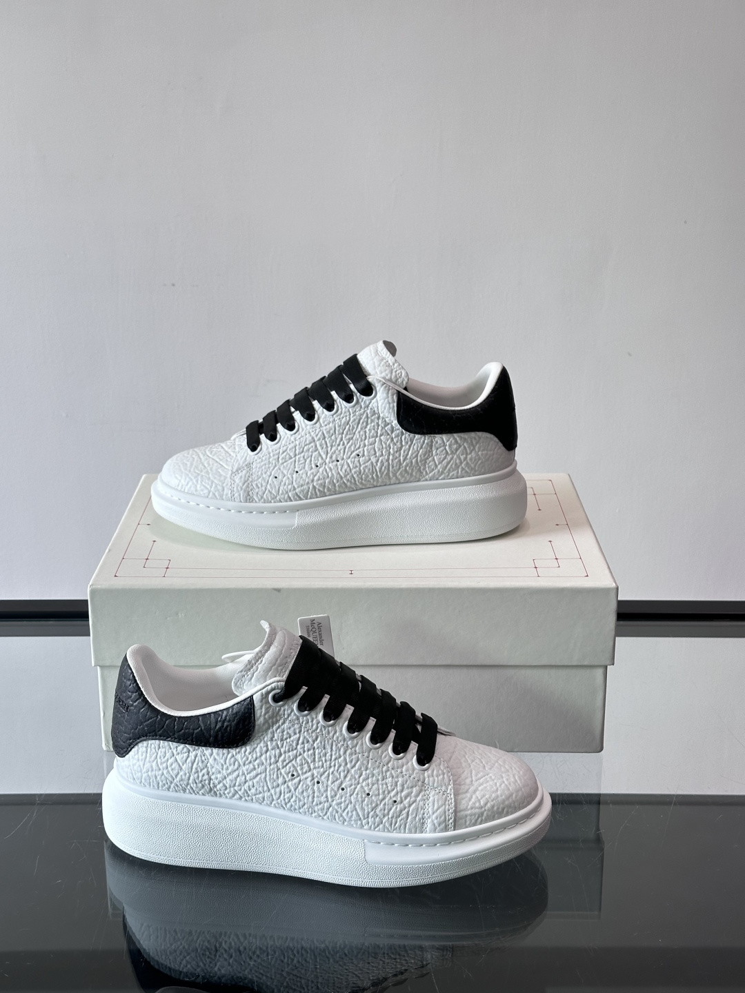 👟Alexander McQueen荔枝纹黑尾小白鞋，采用柔软羊皮，触感细腻，穿着超舒适！黑白拼色+黑色