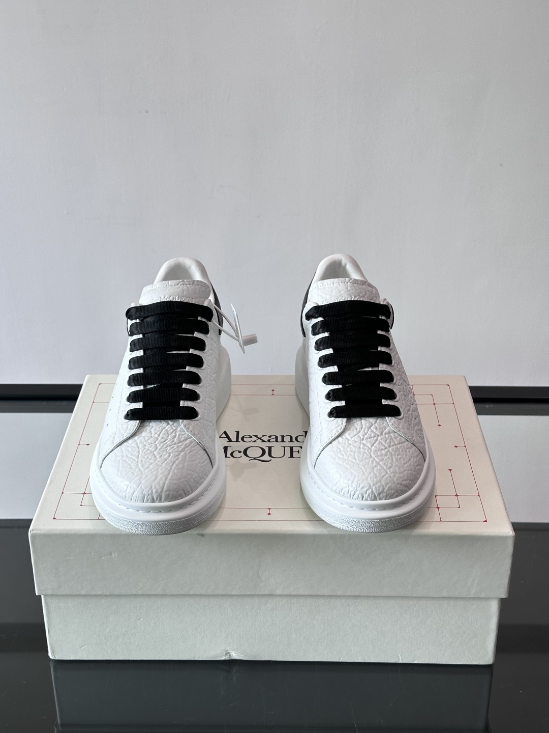 👟Alexander McQueen荔枝纹黑尾小白鞋，采用柔软羊皮，触感细腻，穿着超舒适！黑白拼色+黑色