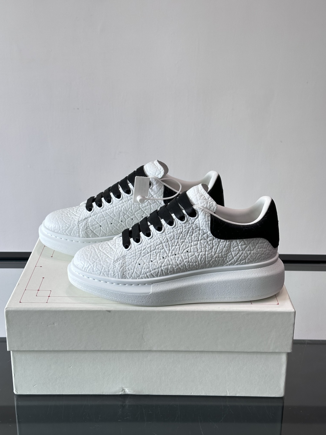 👟Alexander McQueen荔枝纹黑尾小白鞋，采用柔软羊皮，触感细腻，穿着超舒适！黑白拼色+黑色