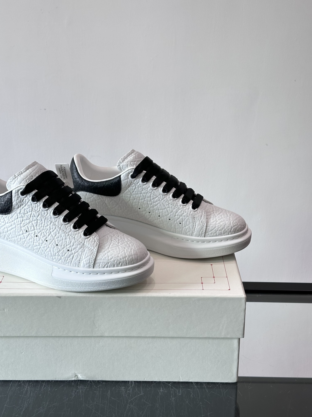 👟Alexander McQueen荔枝纹黑尾小白鞋，采用柔软羊皮，触感细腻，穿着超舒适！黑白拼色+黑色