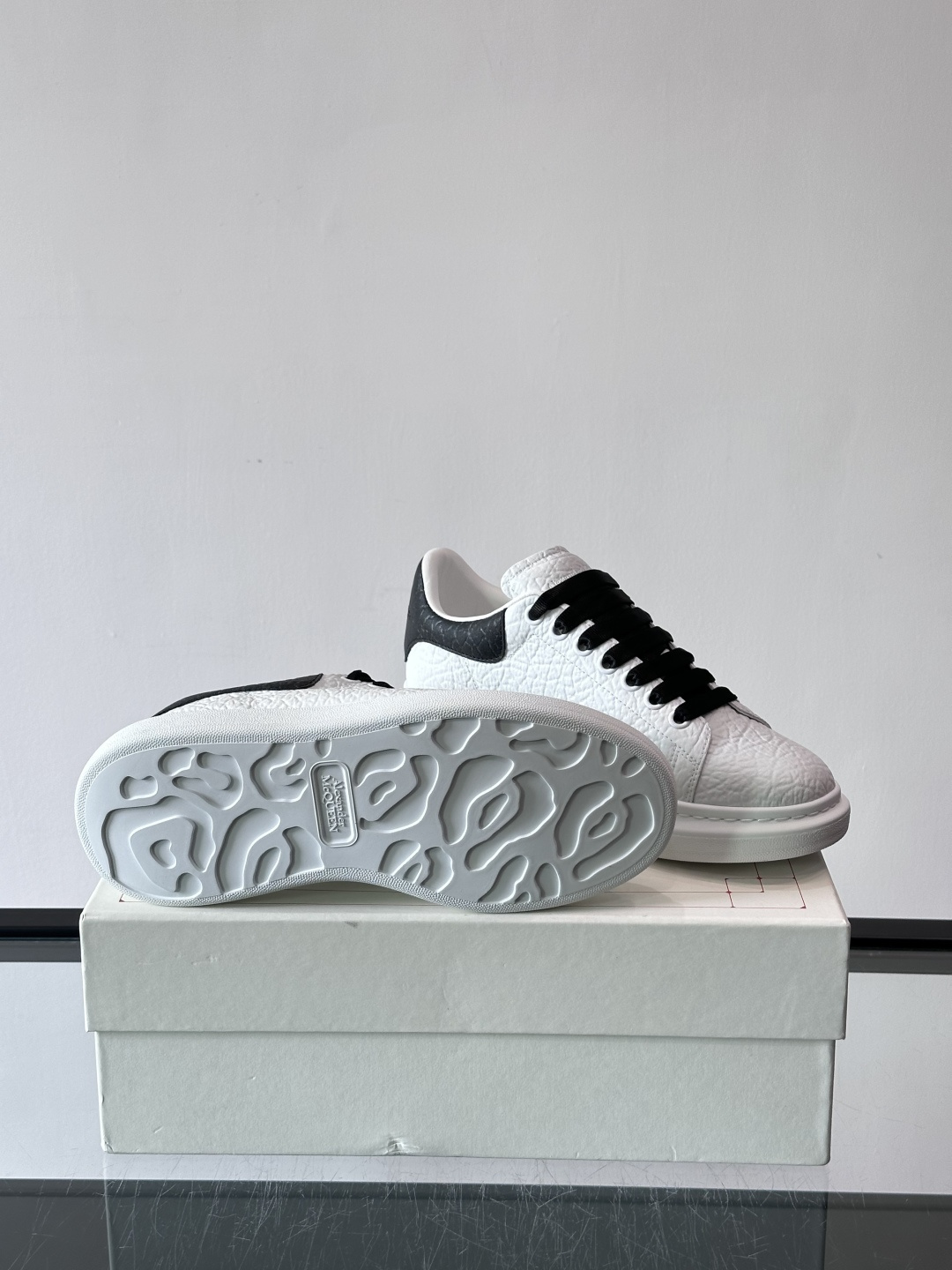 👟Alexander McQueen荔枝纹黑尾小白鞋，采用柔软羊皮，触感细腻，穿着超舒适！黑白拼色+黑色